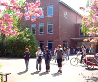 Schüler vorm Eingang der Schule