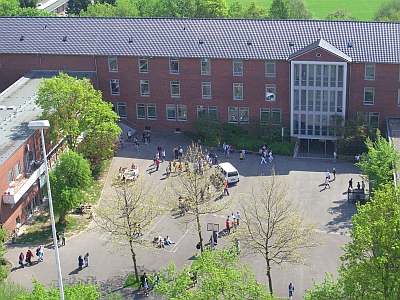 Das Schulgebäude aus der Vogelperspektive